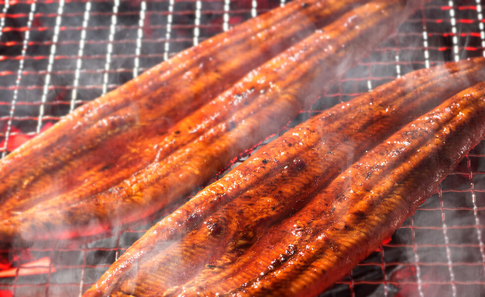 うなぎの骨から旨味を抽出した秘伝のタレと、小骨を全て焼き切る独自の焼き上げ製法