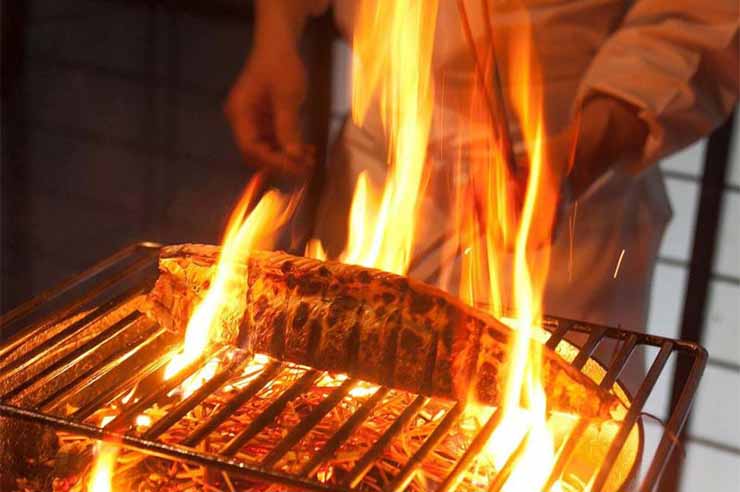 名物　炭火焼の「鰹のたたき」